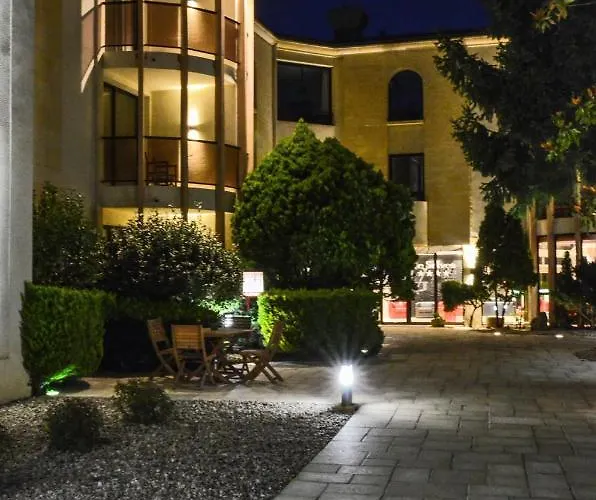 Hotel Au Grand De - Pavillon De Selves